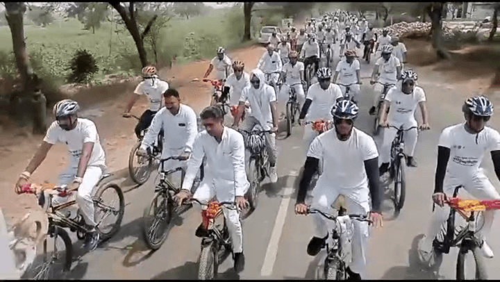 सिरसा: *जिला सिरसा - साइक्लोथान यात्रा - दूसरा दिन*

#साइक्लोथान_यात्रा के *गांव रिसालियाखेड़ा में डबवाली* जाते हुए, जिलाध्यक्ष