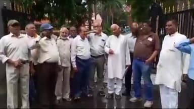 जबलपुर: तीन सूत्रीय मांगों को लेकर मध्य प्रदेश पेंशनर्स एसोसिएशन ने संभागीय कमिश्नर कार्यालय पहुंचकर CM के नाम सौंपा ज्ञापन