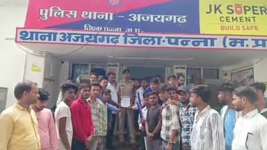 अजयगढ़: अजयगढ़ में डॉ.अंबेडकर,महापुरुषों की तस्वीर लगे होर्डिंग्स फड़वा कचरे में फिकवाए भीमआर्मी ने थाना प्रभारी को सौंपा ज्ञापन