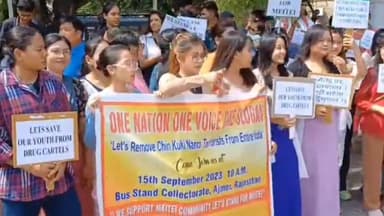 अजमेर: एनआरसी लागू करने की मांग को लेकर मणिपुर का मैतेई समुदाय पहुंचा जिला कलेक्ट्रेट, हाथों में तख्तियां लेकर लगाए नारे