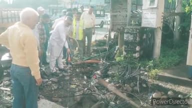 देहरादून: डेंगू के बढ़ते मामलों को लेकर मेयर सुनील उनियाल गामा ने बिंदाल पुल में खुद सड़कों पर उतरकर की फॉगिंग