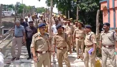 करनैलगंज: कजरी तीज त्यौहार को लेकर जिला प्रशासन द्वारा की गयी तैयारी का निरीक्षण करने कर्नलगंज के सरयू घाट पहुंचे आयुक्त व डीआईजी