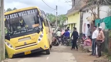 कोटा: नगर पंचायत कोटा वार्ड नंबर 7में यात्री से भरी बस की पहीया गड्ढे में जा धंसी , बड़ी हादसा होने से बचें लोग