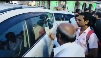 उज्जैन टावर पर गोदी मीडिया का विरोध करते हुए भीम आर्मी के कार्यकर्ता  एक बुजुर्ग आदमी नोट की गड्डी दिखा रहा है