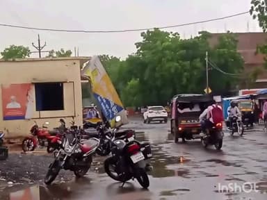 देवसर: परसौना चौराहे पर तेज आंधी व बारिश में पुलिस सहायता केंद्र पर लगी होर्डिंग गिरी, बड़ा हादसा टला