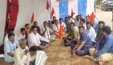 गुना: हनुमान चौराहे पर प्रदर्शन कर भारतीय किसान संघ ने किसानो की 50 सूत्रीय मांगो को लेकर PM और CM के नाम डीएम को दिया ज्ञापन