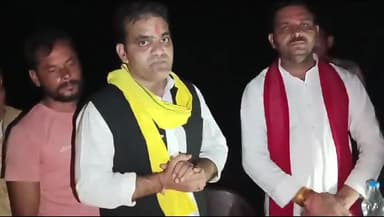 टीकमगढ़ के बौरी गांव में सामाजिक जन जागृति के लिए लोगों से जन सम्पर्क के दौरान.....!!