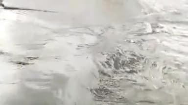 भांडुप परिसरातील मंगतराम पेट्रोल पंप समोर पिण्याच्या पाण्याची पाईपलाईन फुटली, लाखो लिटर पाणी वाया; दुरुस्तीचे काम चालू