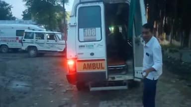 इकौना: इकौना पयागपुर मार्ग मदारा चौकी के पास गड्ढे में गिरकर बाइक सवार, पति पत्नी हुए घायल