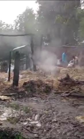 मितौली: भीकमपुर गांव में आग लगने से 8 छप्पर जलकर हुए राख, ग्रामीणों की मदद से आग पर पाया गया काबू