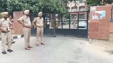 ਬਠਿੰਡਾ: ਮਿੰਨੀ ਸਕੱਤਰੇਤ ਬਾਹਰ ਵਿਦਿਆਰਥੀਆਂ ਦੇ ਪ੍ਰਦਰਸ਼ਨ ਨੂੰ ਲੈ ਕੇ ਡੀਸੀ ਦਫ਼ਤਰ ਨੂੰ ਜਾਂਦਾ ਗੇ ਪੁਲਿਸ ਵੱਲੋਂ ਕੀਤਾ ਗਿਆ ਬੰਦ