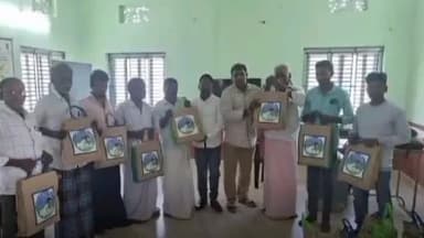 కొండపి: గుండ్లసముద్రంలో ఆర్బీకే వద్ద ప్రకృతి వ్యవసాయం చేస్తున్న రైతులకు నవ ధాన్యాల కిట్లను అందజేసిన ప్రకృతి వ్యవసాయ సిబ్బంది