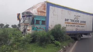 नरसिंहपुर: फोरलेन हाईवे पर RTO कार्यालय के पास गाय को बचाने के चक्कर में दो कंटेनर आपस में भिड़े