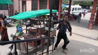 हाथरस: अलीगढ़ रोड नवग्रह मंदिर के पास लोगों में टक्कर मारकर भाग रहा ई रिक्शा अनियंत्रित होकर पलटा, चालक हुआ घायल