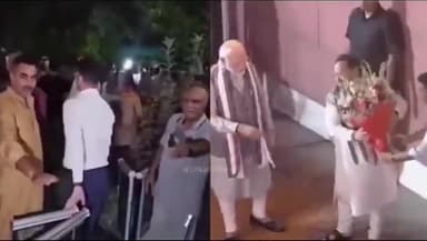 देश के जवान शहीद हो रहा है और नरेंद्र मोदी अपने ऊपर पुष्प की बारिश करवा रहे हैं