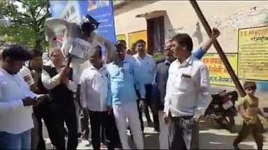 केराकत: हापुड़ की घटना के विरोध में एसडीएम कार्यालय के सामने केराकत तहसील बार एसोसिएशन के अधिवक्ताओं ने फूंका सरकार का पुतला