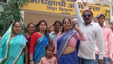 कन्नौज: नगर पालिका से जुड़े नए गांवों में बिजली समस्या को लेकर सपा ने दिया धरना, अधिशासी अभियंता को कार्यालय में सौंपा ज्ञापन