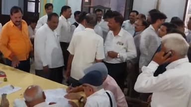 बहराइच: ज़िला बार एसोसिएशन सभागार में अधिवक्ता संघ चुनाव की नामांकन प्रक्रिया जारी होने के कारण अधिवक्ताओं ने की एकदिवसीय हड़ताल