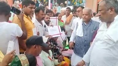 बिहार: मंत्री श्रवण कुमार ने प्रखंड कार्यालय में अंतरजातीय विवाह प्रोत्साहन योजना सहित कई योजनाओं के लाभार्थियों को बांटे चेक
