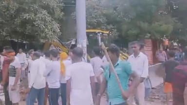 बिक्रमगंज: बिक्रमगंज में शुक्रवार को अतिक्रमण हटाने के लिए प्रशासन ने चलाया बुलडोजर