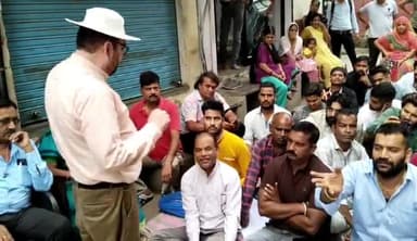 गिर्वा: मुखर्जी चौक में स्कूल के पास दीवार में फंसने से गाय की हुई मौत, आक्रोशित लोगों ने पार्षद के साथ निगम के खिलाफ दिया धरना