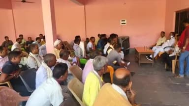 इकौना: श्रावस्ती विधायक राम फेरन पांडे ने इकौना स्थित अपने आवास पर जनता दर्शन आयोजित कर क्षेत्र के फरियादियों की सुनी फरियाद