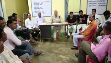 बटियागढ़: फुटेरा कला चौकी परिसर में आगामी त्यौहारों को लेकर शांति समिति की हुई बैठक, उपद्रवियों पर कड़ी कार्रवाई की दी गई चेतावनी