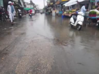 रियां बड़ी: रिया बड़ी के पादुकला कस्बे में हुई मूसलाधार बारिश, आम जनजीवन हुआ अस्त-व्यस्त, किसानों के खेतों में भरा पानी