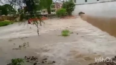 रतलाम नगर: रतलाम शहर मे बीती रात से तेज़ बारिश का दौर लगातार जारी,तेज़ बारिश से जलमग्न हुए निचले इलाके,धोलावाड डेम के खुले 2गेट