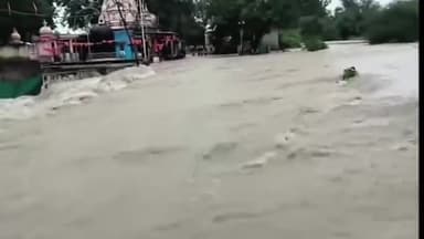 रतलाम नगर: भारीबारिशके चलते करमदीगांव की रपटपर पानी आनेसे मार्गहुआ अवरुद्ध ग्रामीणोंने दोनोंतरफ किए रास्तेबंद लोगोंको निकलनेसे रोका