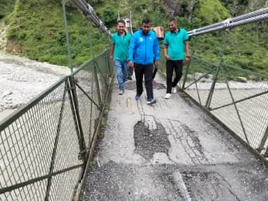 कर्णप्रयाग: कणप्रयाग गोचर के बीच चटवापीपल के पास अलकनंदा नदी पर पोखरी के गांवो को जोड़ने वाला झूला पुल की स्थिति बनी दयनीय