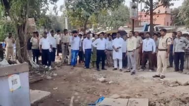 बिक्रमगंज: अनाउंसमेंट के 6 दिन बाद प्रशासन द्वारा अतिक्रमणकारियों पर चला प्रशासन का बुलडोजर