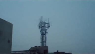 बदायूं: चूना मंडी बाजार में पुष्पम होटल की छत पर लगे मोबाइल टावर पर आकाशीय बिजली गिरने से टाबर का आधा हिस्सा गिरा