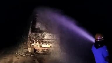 पखांजूर: ताडोकी थाना क्षेत्र में रात को ऐसी बस का टायर फटने से चलती बस में लगी आग, बस में सवार सभी सुरक्षित