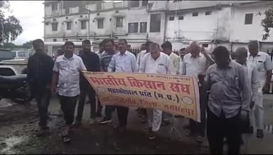 गोटेगांव: तहसील कार्यालय गोटेगांव पहुंचे किसानों ने 11 सूत्रीय ज्वलंत समस्याओं के समाधान की मांगों को लेकर सौंपा ज्ञापन