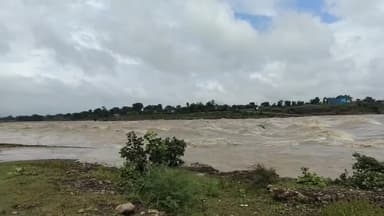 देर रात्रि से हो रही लगातार बारिश के चलते रावतपुरा छोटी कालीसिंध नदी में आया उफान