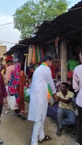 भाजपा जिला उपाध्यक्ष #देवेन्द्र_तिवारी पटना बाजार मे जनसम्पर्क कर जनता से परिवर्तन यात्रा मे शामिल होने का आह्वान किया