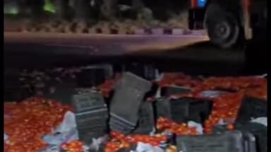 करनाल: नेशनल हाईवे पर तरावड़ी के पास रात को टमाटर से भरा हुआ टेंपो टायर फटने से बीच हाईवे पर पलटा, टला बड़ा हादसा