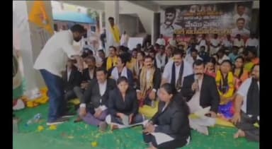 కావలి: పట్టణంలో టీడీపీ ఇంఛార్జి మాలేపాటి ఆధ్వర్యంలో జరుగుతున్న నిరాహార దీక్షకు మద్దతు తెలిపిన లాయర్లు