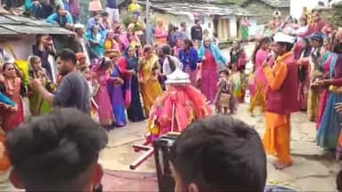 कर्णप्रयाग: देवाल विकासखंड के कोठी गांव पहुंची माँ नंदा की डोली भक्तों ने किया फूल मालाओं व भजन कीर्तन के साथ डोली का स्वागत