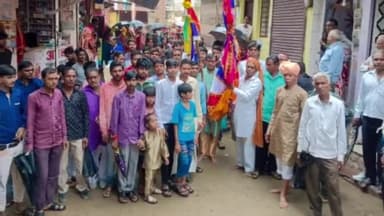 पिपलोदा: सुखेड़ा में निकाला गया रामदेव बाबा के निशान का जुलूस, बाबा रामदेव मंदिर पर दर्शन के लिए उमड़ी लोगों की भीड़