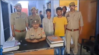 हसनपुर: कोतवाली पुलिस ने स्कूल जाने वाली छात्राओं के साथ छेड़छाड़ करने वाले नाबालिक सहित तीन आरोपियों को किया गिरफ्तार