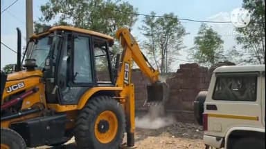 बकानी: ग्राम पंचायत गरवाडा में प्रशासन की मौजूदगी में की गई अतिक्रमण हटाने की कार्रवाई