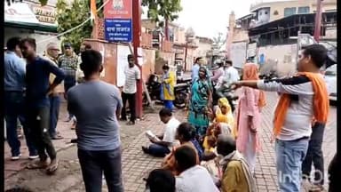 आगरा: थाना ताजगंज के गेट पर बैठकर फरियादियों ने किया प्रदर्शन,हिंदूवादियों की पुलिस से हुई नोंक-झोंक,कार्यवाही में जुटी पुलिस