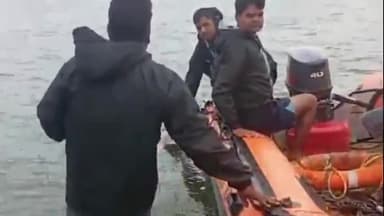 ईसागढ़: जंघार गांव के तालाब में डूबे 50 बर्षीय अधेड़ के शव को SDERF की टीम ने दूसरे दिन की सर्चिंग के बाद बाहर निकाला