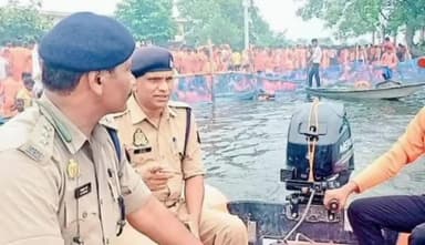 करनैलगंज: सरयू घाट पर पहुंचे ASP सुरक्षा व्यवस्था का लिया जाएगा,कावड़ियों को गहरे पानी मे न जाने और हुड़दंग न करने की दी हिदायत