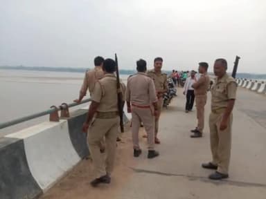 सैदपुर: पारिवारिक कलह से परेशान युवक ने सैदपुर स्थित गंगा पुल से नदी में लगाई छलांग, तलाश में जुटे गोताखोर