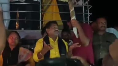 కొండపి: మాజీ సీఎం చంద్రబాబు అరెస్టుకు నిరసనగా కొండేపిలో TDP కాగడాల ర్యాలీని పోలీసులు అడ్డుకుంటున్నారని మండిపడ్డ MLA స్వామి