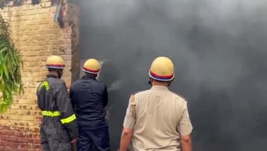 मोदीनगर: मेरठ रोड स्थित गत्ता फैक्ट्री में अचानक लगी आग, आग बुझाने के लिए पहुंचीं दमकल विभाग की चार गाड़ियां