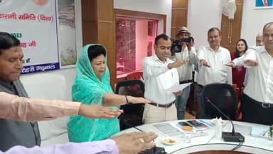 टिहरी: जिलाधिकारी मयूर दीक्षित ने जिला सभागार में अधिकारियों और समिति के सदस्यों को स्वच्छता और मतदाता जागरूकता की दिलाई शपथ